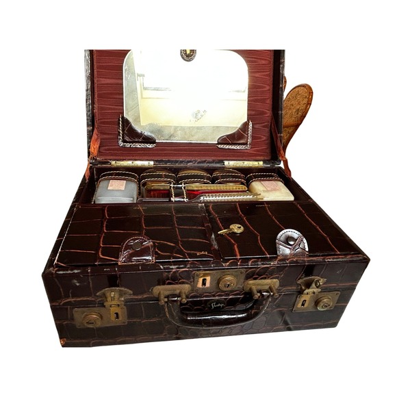 Vintage‎ Embossed Leahter Gentlemen's Travel Vanity Case Fitted Interior